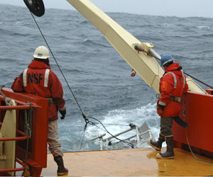 The imaging instrument LAPIS breaks the surface after being towed and pulled in by the winch. 