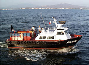 The pilot boat approaches R/V Atlantis so the Pilot can board the ship to assist in the docking manuevers. 