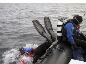 Jeff Mercer makes the standard backward entry into the water, while Sandy Williams waits his turn. (Photo L. Madin, WHOI) 